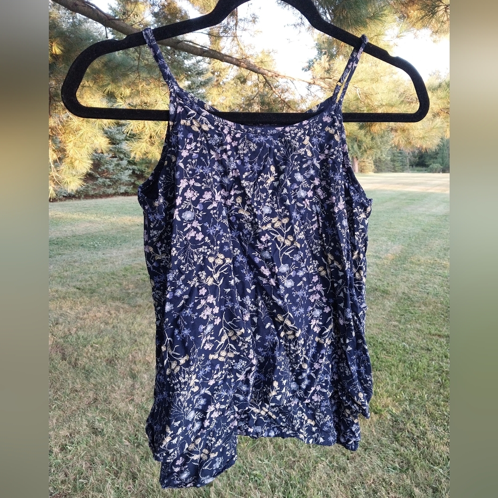 Old Navy Girls Size 14 Tank Top with adjustable shoulder straps.